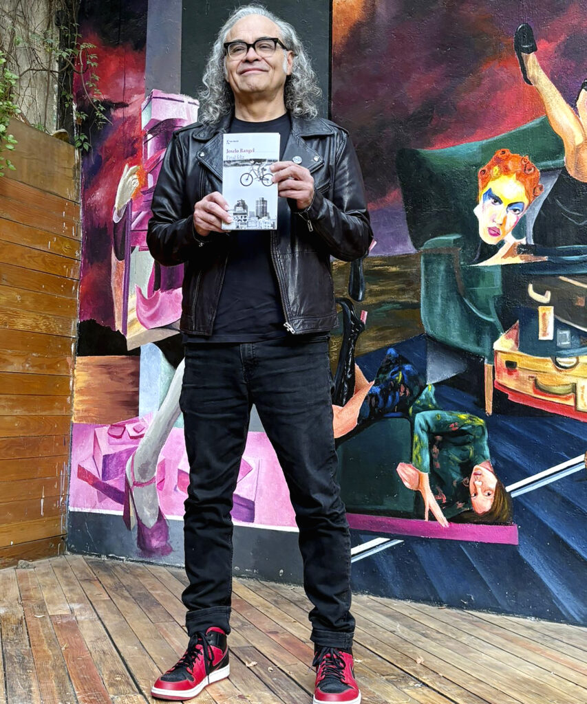 joselo posa con su libro Final Feliz
