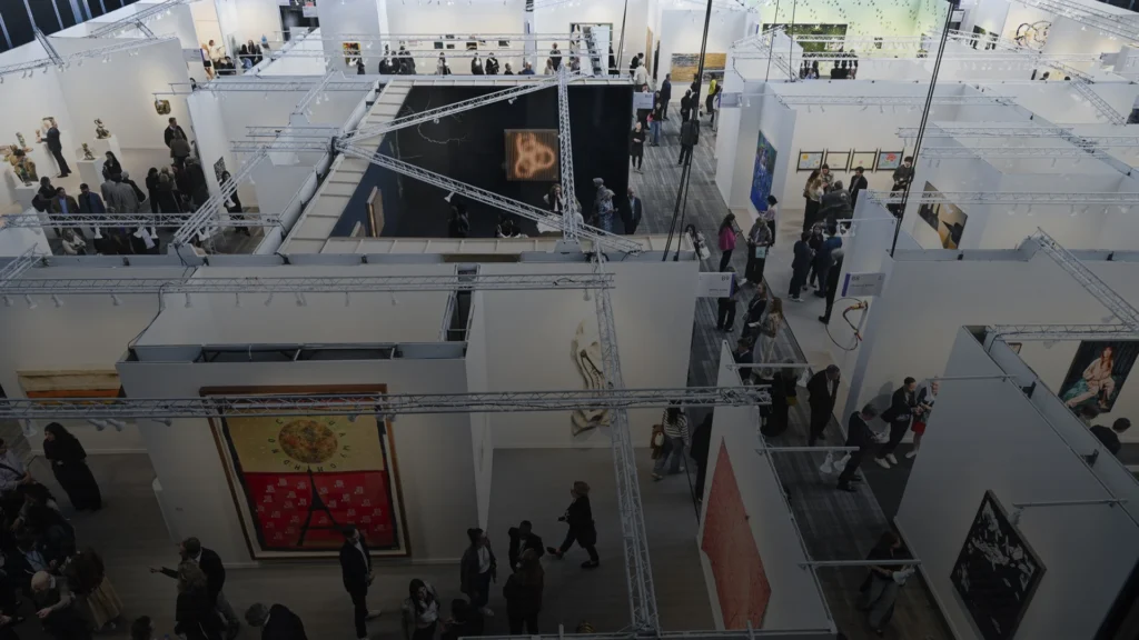 Vista general de Frieze Nueva York 2026 con galerías internacionales y asistentes recorriendo la feria de arte contemporáneo.