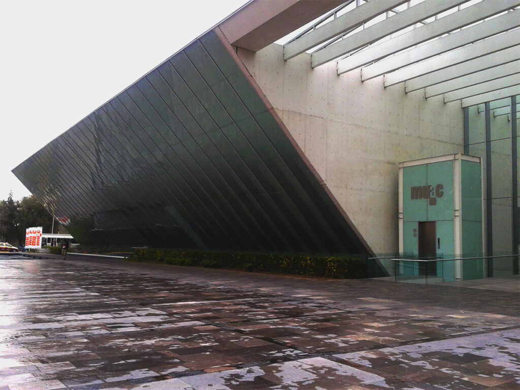 Ubicado en un edificio diseñado por Teodoro González de León para el Centro Cultural Universitario, el Museo Universitario Arte Contemporáneo es ícono de CDMX.