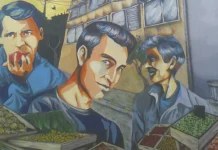 Jorge González y Los Prisioneros: arte, letras y contradicción Mural dedicado a Los Prisioneros en un edificio de barrio, con retratos estilizados de los integrantes de la banda chilena frente a cajas de frutas y verduras, bajo un cielo anaranjado al atardecer.
