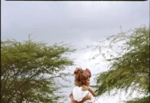 Cecilia Duarte: «Me gusta que haya algo de misterio y de oscuridad en la fotografía» Dos mujeres rurales abrazándose en un paisaje natural fotografiadas por Cecilia Duarte en América Latina.