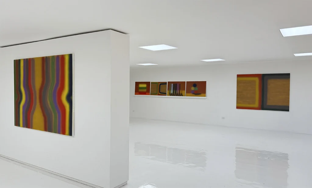 Serie de pinturas abstractas de Ilan Liberman instaladas en un muro blanco dentro de una exposición contemporánea.