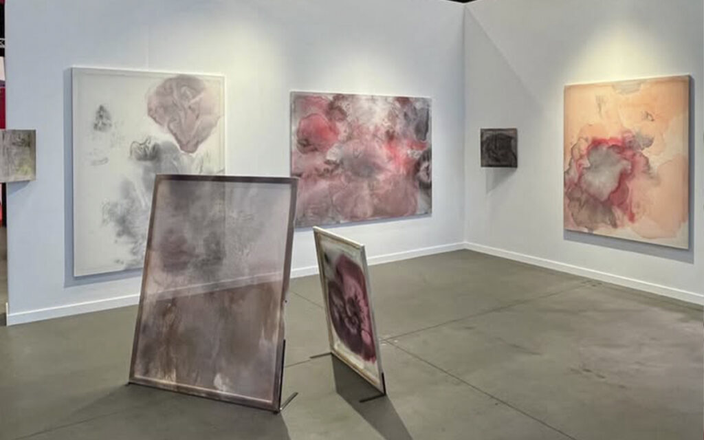 Instalación de pinturas abstractas de Rosario Zorraquín en una galería de arte contemporáneo.