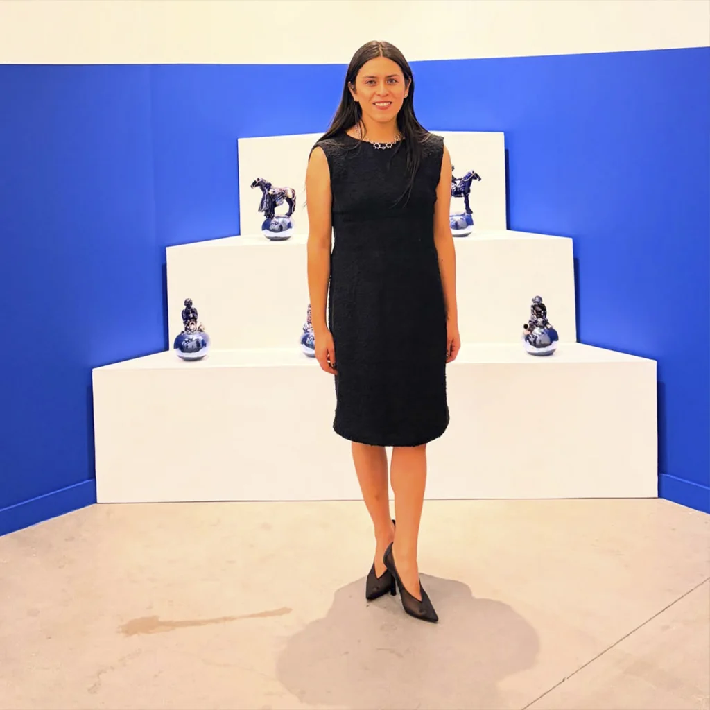 Seba Calfuqueo posa frente a una instalación presentada en Frieze Nueva York 2026.