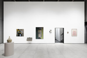 Vista de sala de Galería RGR durante Un cuerpo es una casa, un organismo, un templo, un contenedor, un mundo, Ciudad de México, 2026. Cortesía de Galería RGR.