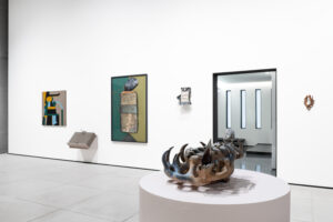 Vista de sala de Galería RGR durante Un cuerpo es una casa, un organismo, un templo, un contenedor, un mundo, Ciudad de México, 2026. Cortesía de Galería RGR.