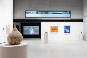 Vista de sala de Galería RGR durante Un cuerpo es una casa, un organismo, un templo, un contenedor, un mundo, Ciudad de México, 2026. Cortesía de Galería RGR.