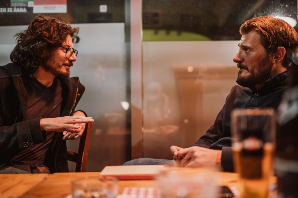 Amulio Espinosa conversa con un colaborador durante el rodaje de About the Beginning. Foto: cortesía del artista.