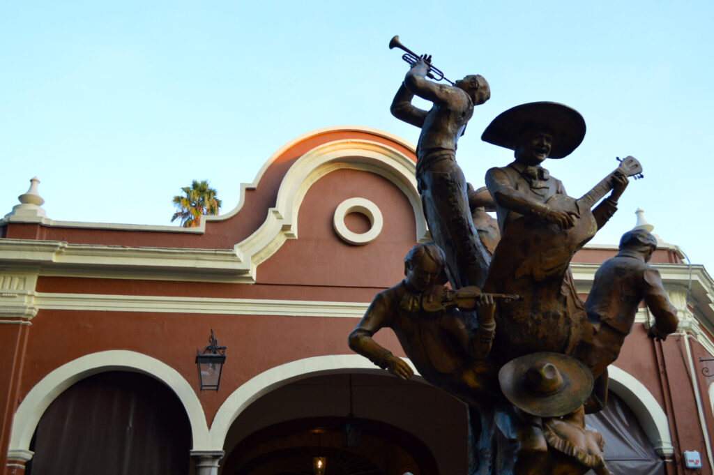 Un monumento escultórico de bronce dedicado a un grupo de mariachis (un trompetista, un guitarrista y un violinista tocando sus instrumentos).