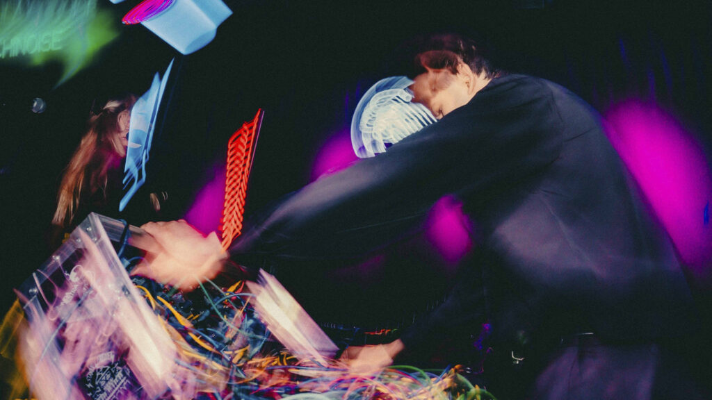 Rogelio Serrano operando un sintetizador modular analógico durante un concierto.