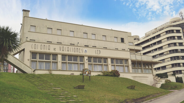 Edificio de la Colonia de Vacaciones CEP en Uruguay, ejemplo de arquitectura moderna uruguaya.