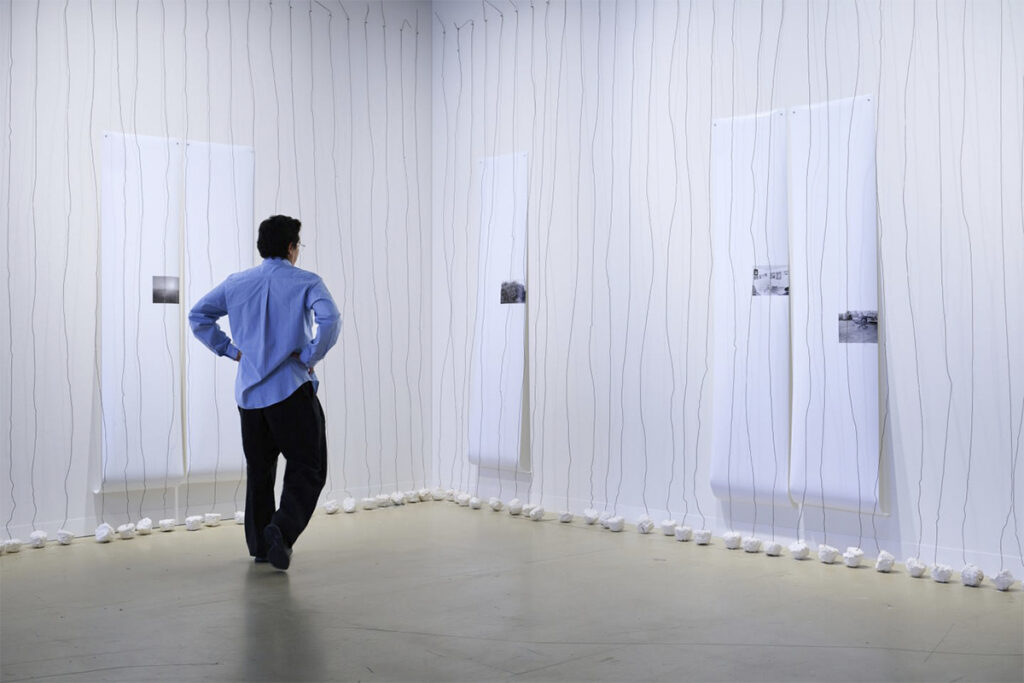 Instalación artística expuesta por la galería mexicana Lodos en el sector contemporáneo de Art Basel 2026.