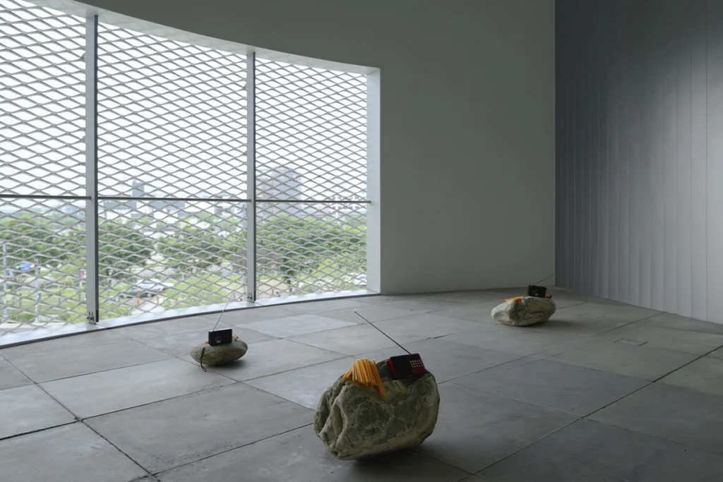 Vista de la instalación Aq’on—Q’ojom Musical Medicine, desarrollada por Edgar Calel durante una residencia en Taichung. La obra forma parte de Horizon Ablaze y explora la cosmovisión maya a través de elementos asociados al sonido, la memoria y el conocimiento ancestral.