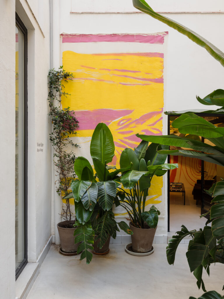 Vista de instalación de Bajo el mango, de Vivian Suter, en Travesía Cuatro Madrid.
