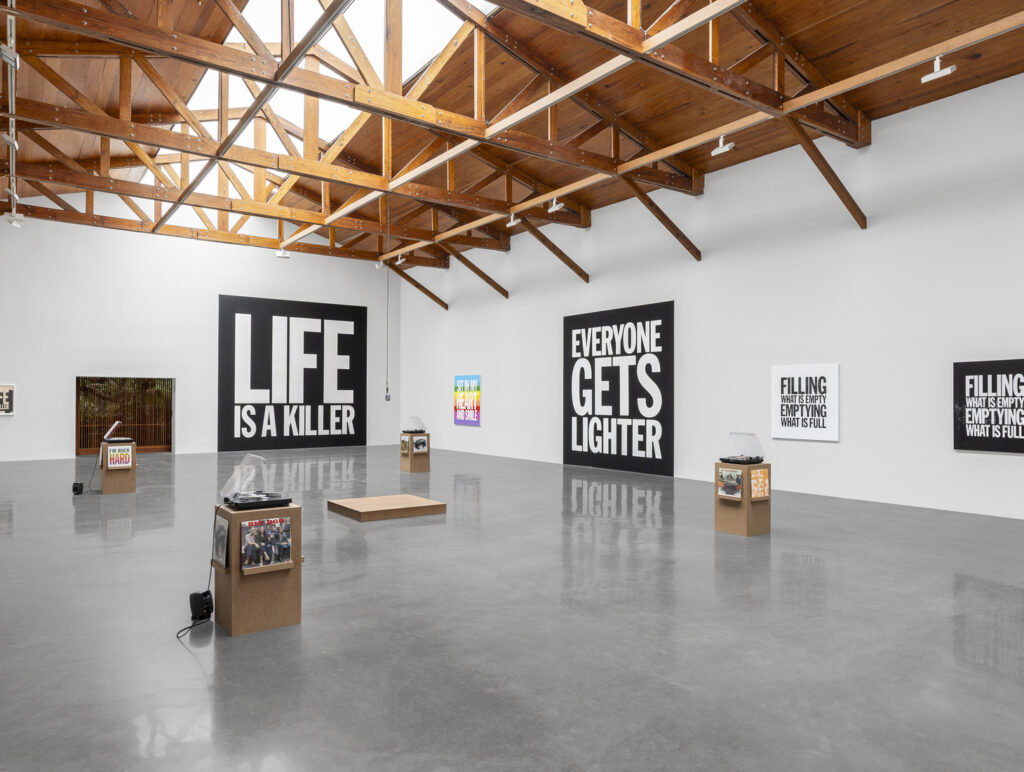 Vista de instalación de Life is a Killer, de John Giorno, en kurimanzutto Ciudad de México.
