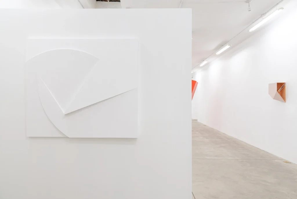 Vista de sala de A través de la forma, de Garth Evans, en Tiro al Blanco, 2025. Fotografía: Agustín Arce.