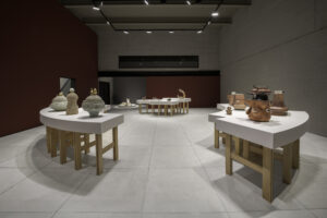 Vista de la exposición To Speak All the Languages, Francisco Muñoz, Soe Yu Nwe y Teruri Yamawaki, Galería RGR, Ciudad de México, 2025–2026. Cortesía de Galería RGR.