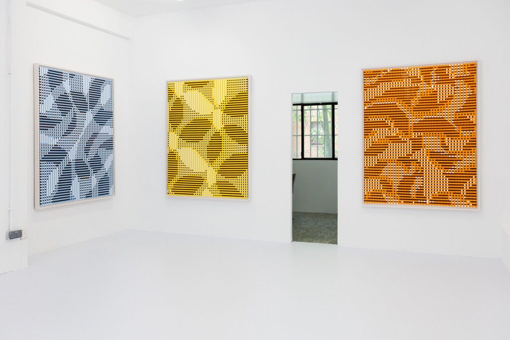 Vista de instalación de No recuerdo cómo llegué hasta aquí, de Alejandro Guijarro, en ELCHICO Madrid.