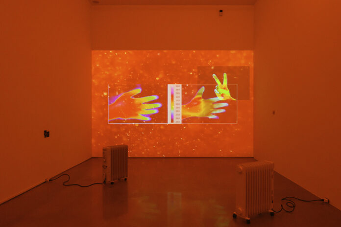 La artista Esther Yi-Chun Lin presenta Burning Stones / Hot Archives (2021), una instalación audiovisual incluida en Horizon Ablaze. La obra aborda las relaciones entre temperatura, memoria, archivo y percepción sensorial dentro del marco conceptual de la exposición.