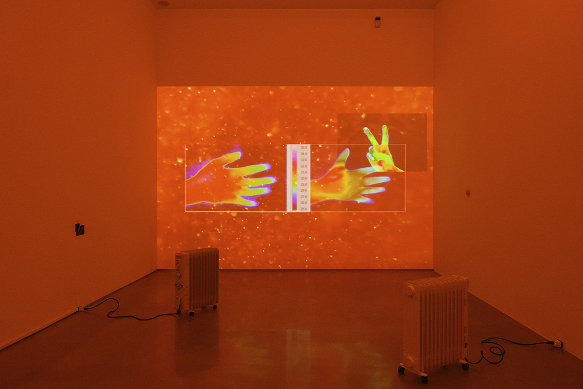La artista Esther Yi-Chun Lin presenta Burning Stones / Hot Archives (2021), una instalación audiovisual incluida en Horizon Ablaze. La obra aborda las relaciones entre temperatura, memoria, archivo y percepción sensorial dentro del marco conceptual de la exposición.