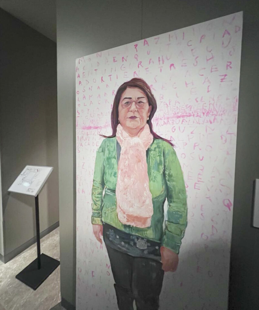 Retrato de Mónica, una de las protagonistas de la exposición Cama Adentro, expuesto en una sala del Museo de América de Madrid.