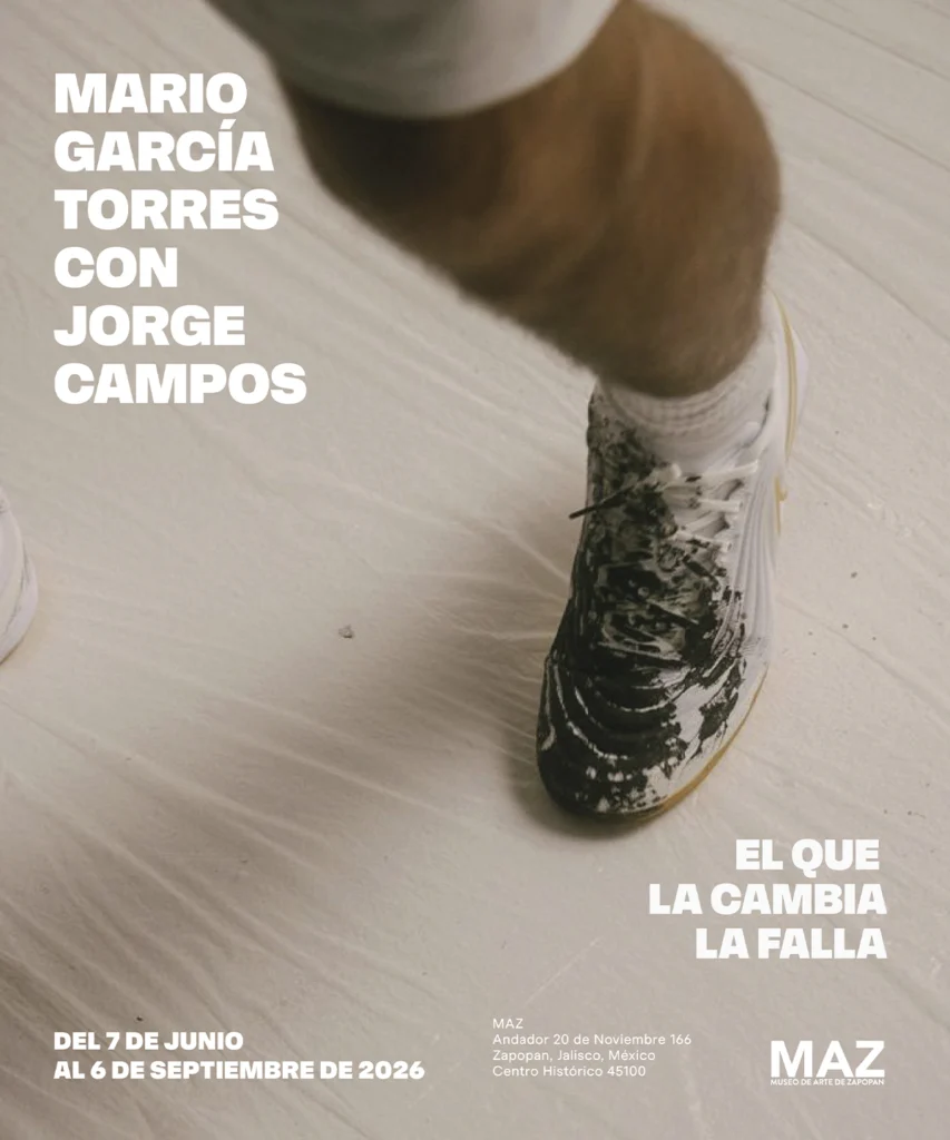 Cartel publicitario con tipografía blanca que anuncia la exposición de Mario García Torres con Jorge Campos en el MAZ, con la fotografía en primer plano de un tenis de fútbol blanco manchado de pintura negra sobre una lona.