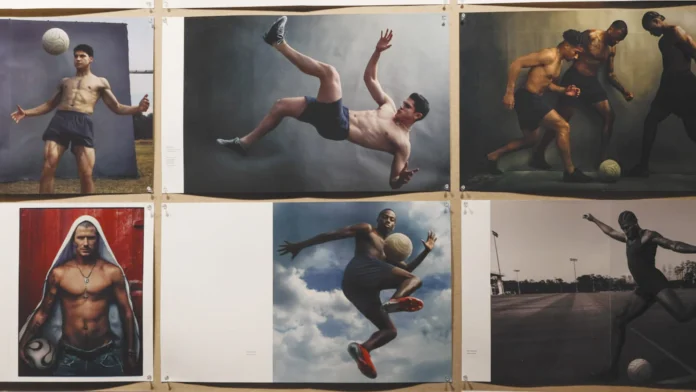 Conjunto de fotografías de futbolistas realizadas por Annie Leibovitz para el Mundial de 2026, donde los jugadores aparecen en poses atléticas y composiciones cuidadosamente iluminadas.