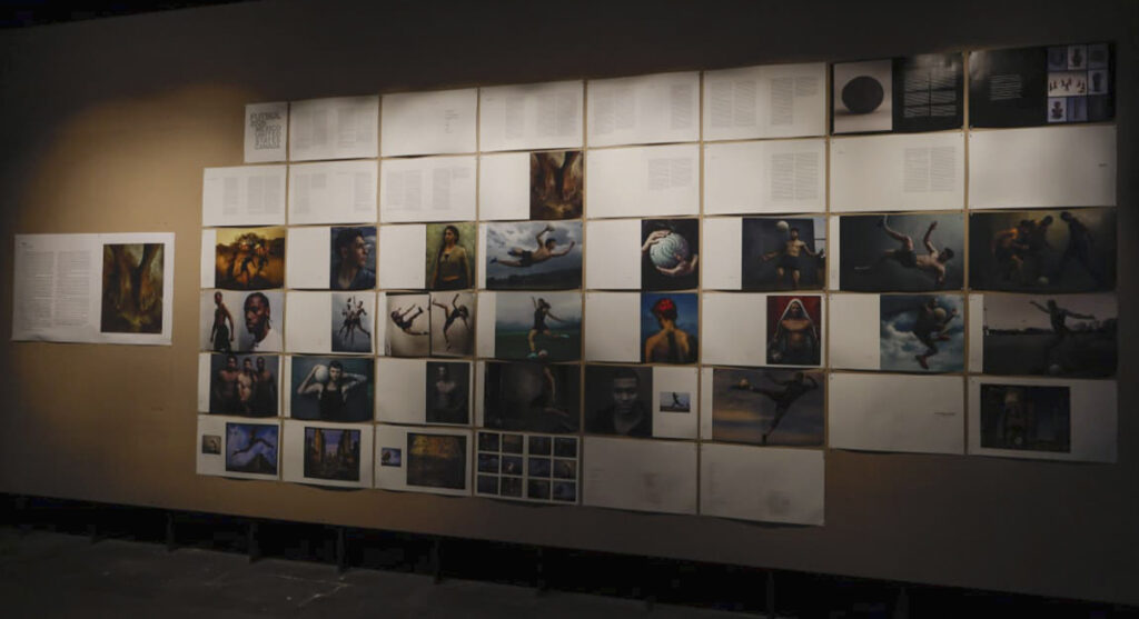 La instalación ocupa una amplia pared donde se alternan imágenes, textos y materiales editoriales. El conjunto funciona como una línea visual que permite recorrer distintas etapas de la carrera de la fotógrafa, desde sus trabajos documentales hasta sus retratos contemporáneos.