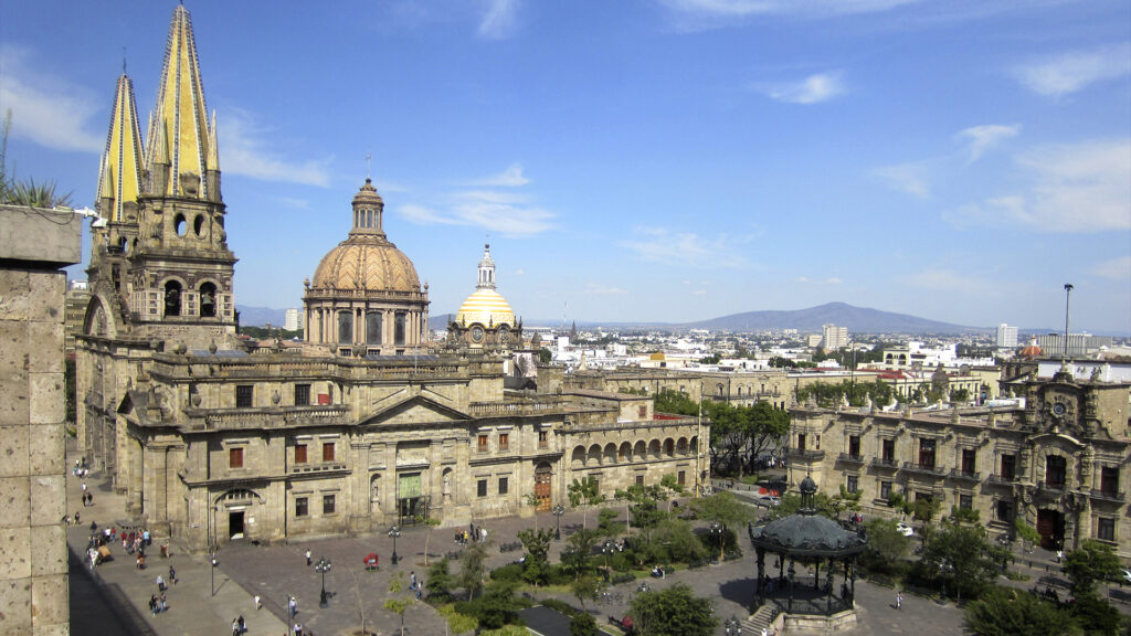 Una toma a nivel de suelo de un elegante quiosco de hierro forjado negro en el centro de la Plaza de Armas de Guadalajara.