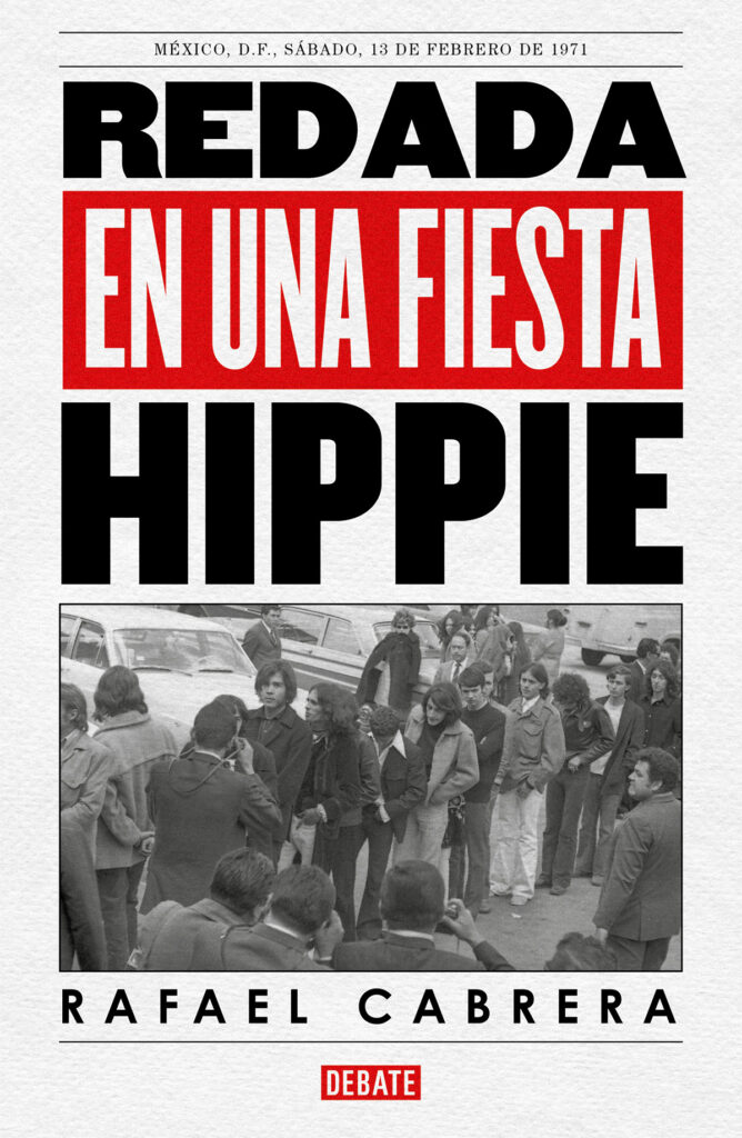 Portada del libro "Redada en una fiesta hippie" de Rafael Cabrera, editado por Debate. Muestra letras grandes en color negro y rojo sobre un fondo gris texturizado, acompañado de una foto de archivo en la parte inferior con jóvenes detenidos.
