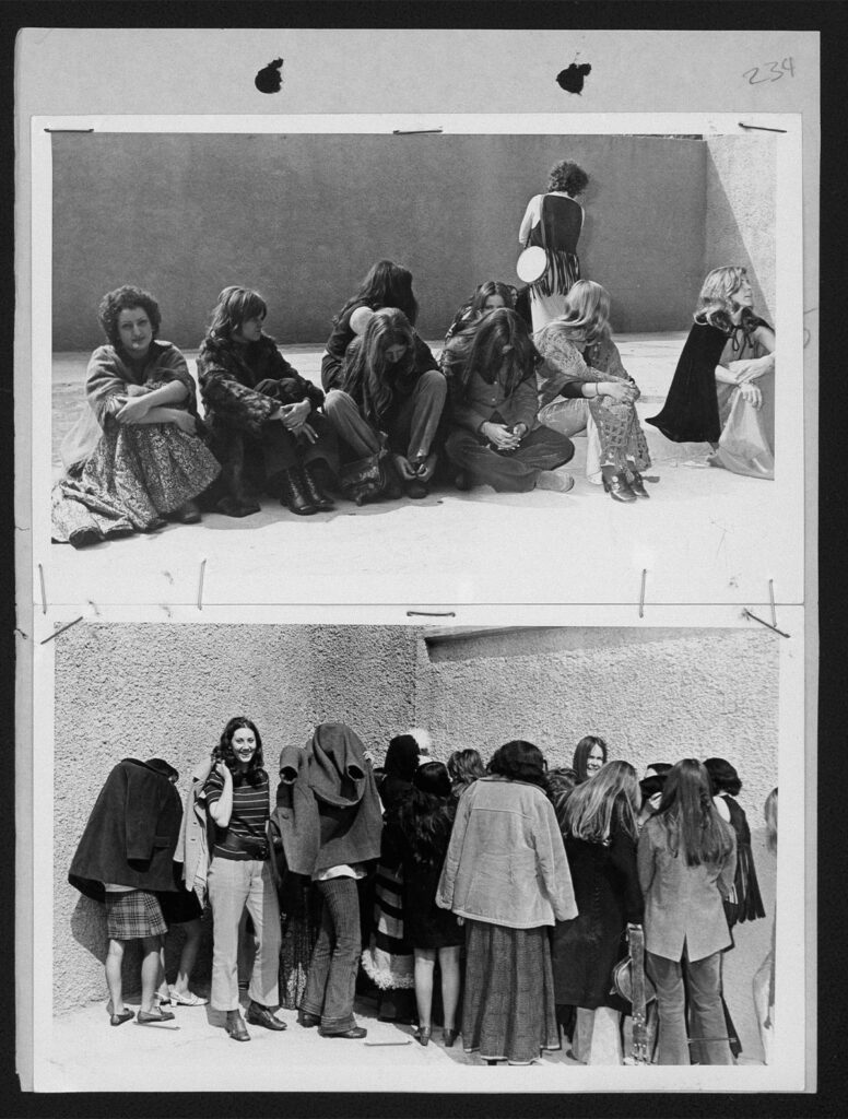 Dos fotografías de archivo impresas en una hoja de expediente del AGN. La de arriba muestra a un grupo de mujeres sentadas en el suelo contra una pared; la de abajo muestra a varias jóvenes ocultando sus rostros con sus abrigos ante las cámaras de la prensa.