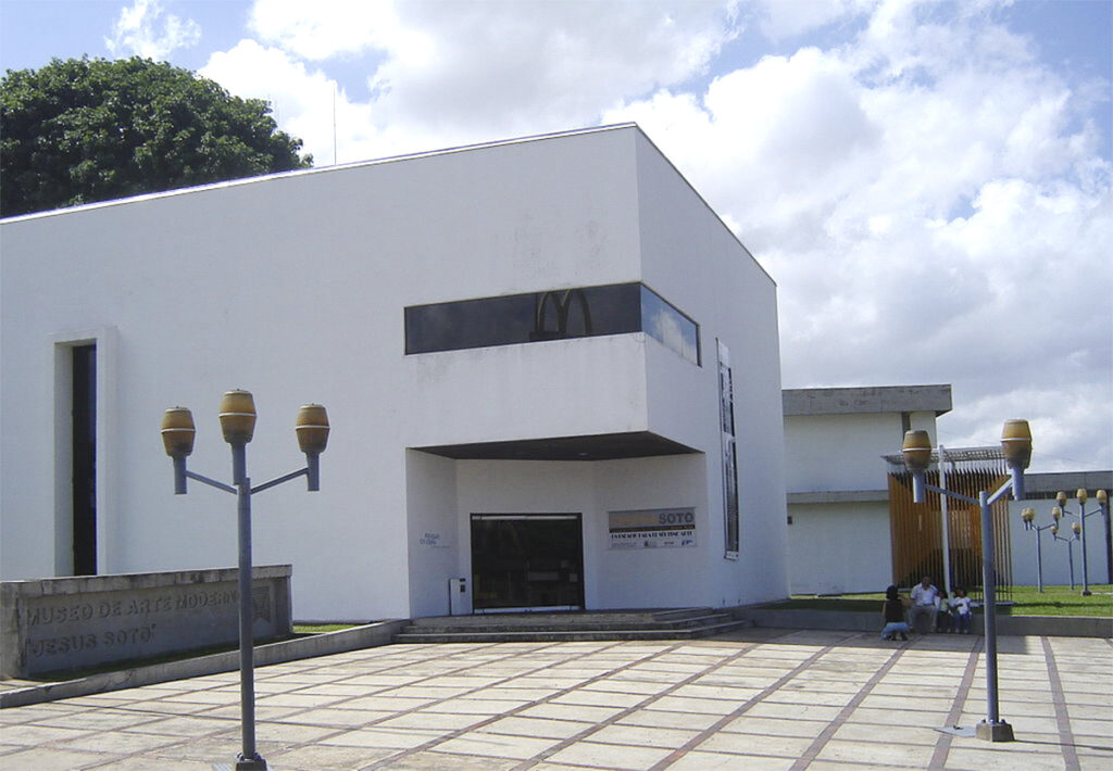 Fachada exterior del Museo de Arte Moderno Jesús Soto en Ciudad Bolívar