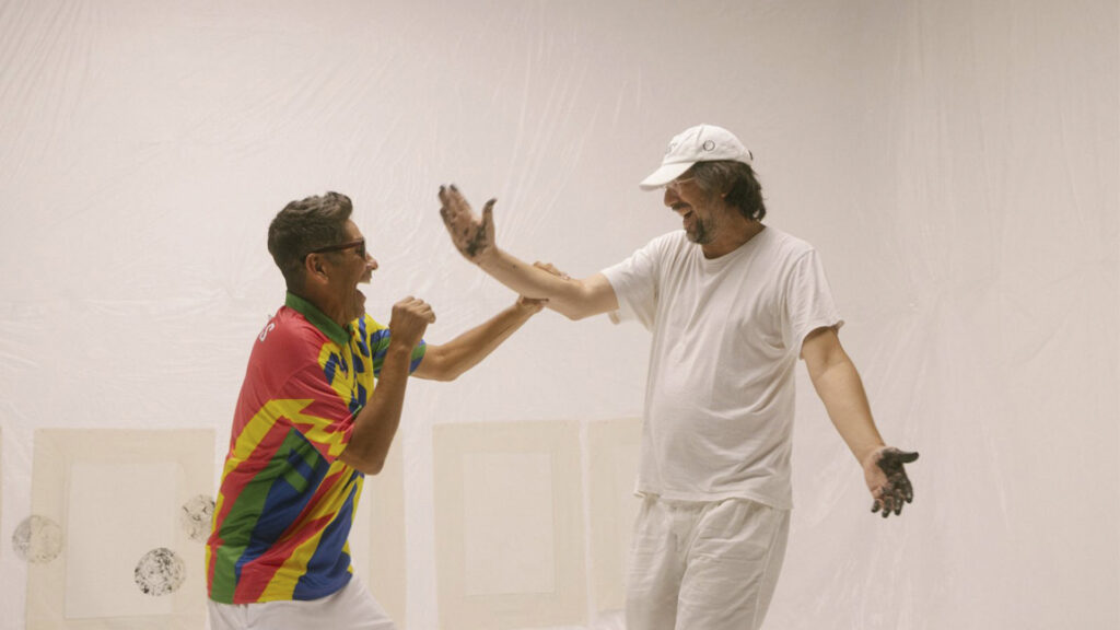 l exfutbolista Jorge Campos y el artista Mario García Torres comparten un momento de complicidad y risas durante el proceso creativo en el estudio, donde el juego y la improvisación borraron las fronteras entre el deporte y el arte conceptual.