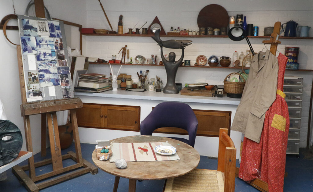 Estudio de Leonora Carrington en México con esculturas, bocetos y objetos personales.