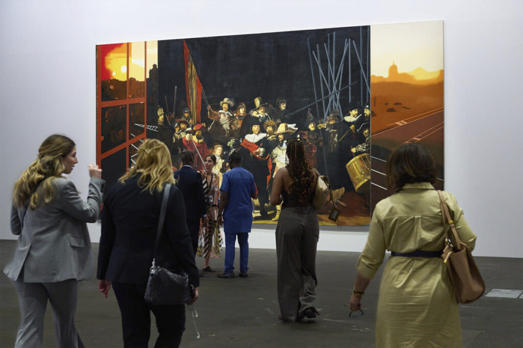 Visitantes y coleccionistas caminan frente a una monumental obra pictórica figurativa del artista español Eduardo Arroyo en Art Basel 2026.