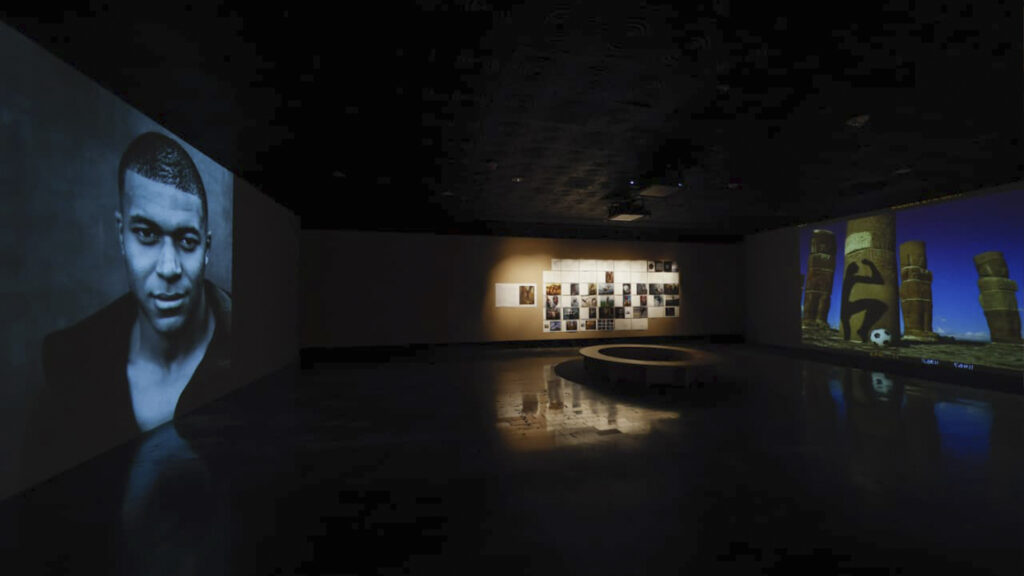 La propuesta museográfica combina tecnología audiovisual, fotografía y simbolismo histórico para conectar el Mundial de 2026 con las raíces culturales del deporte.