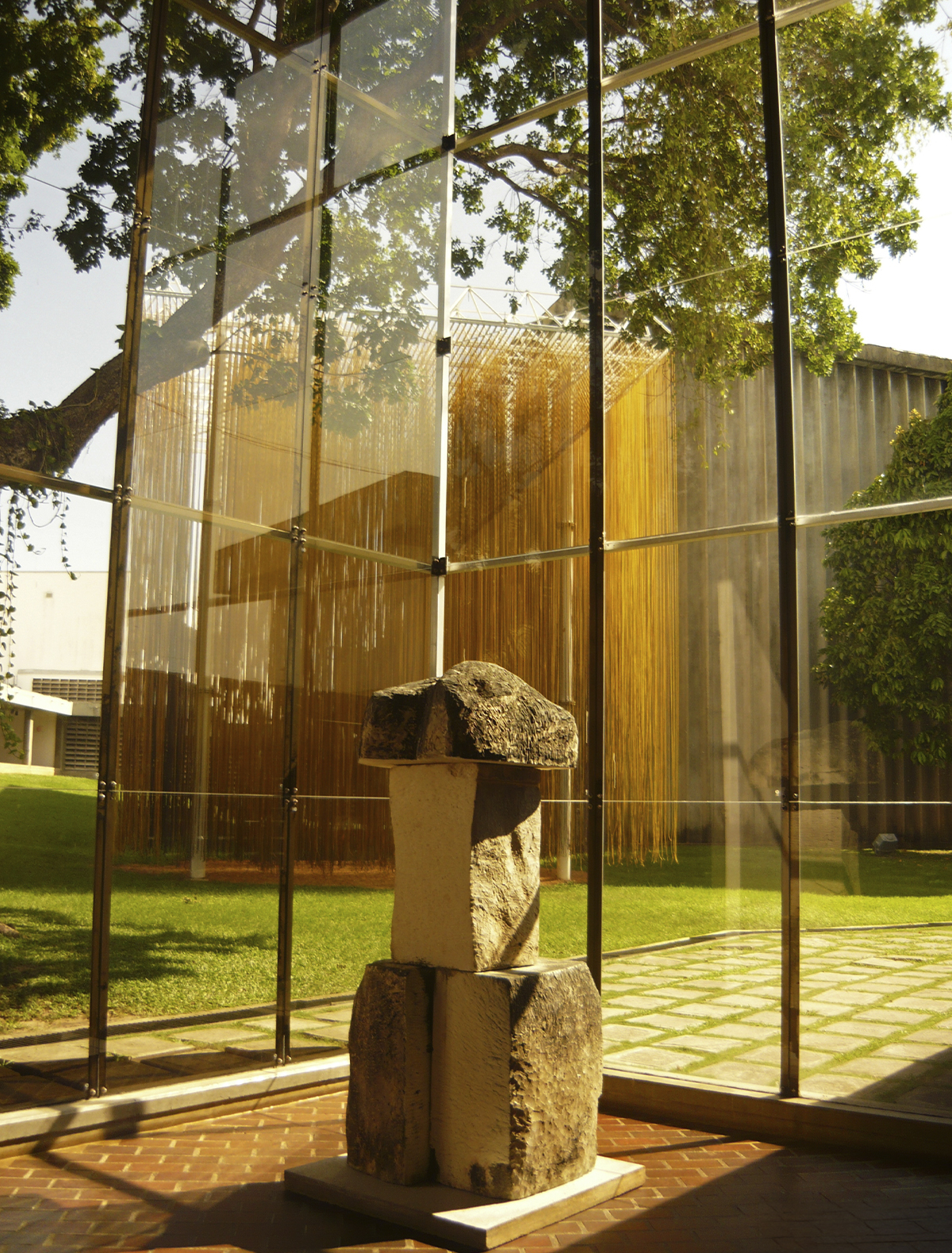 Interior del Museo de Arte Moderno Jesús Soto con ventanal hacia los jardines