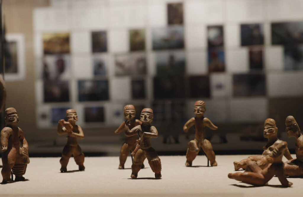 Espacio inmersivo de la exposición con una proyección monumental de un retrato de Kylian Mbappé y una imagen inspirada en el juego de pelota mesoamericano.
