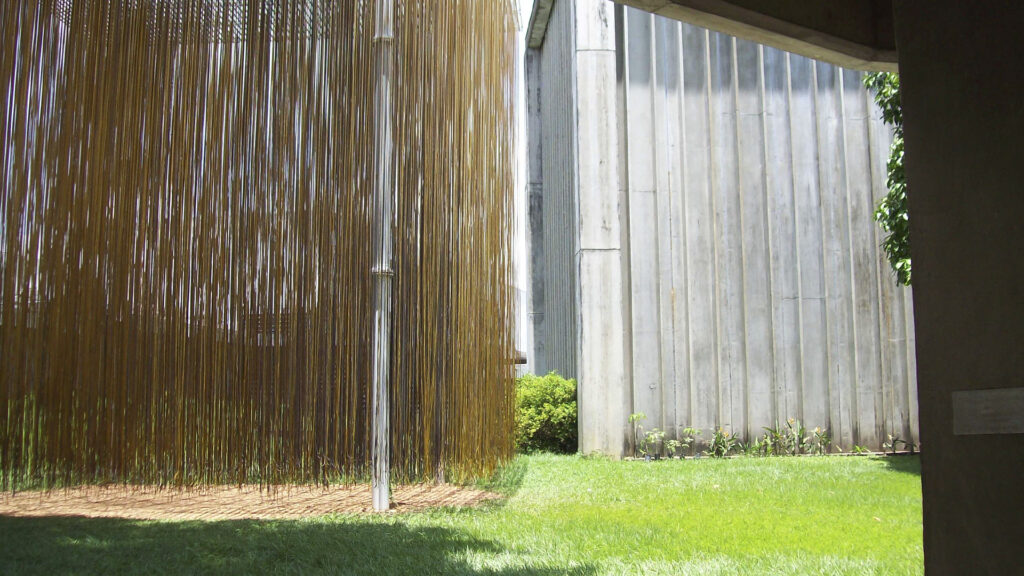 Obra Penetrable amarillo de Jesús Soto en los jardines del museo de arte moderno