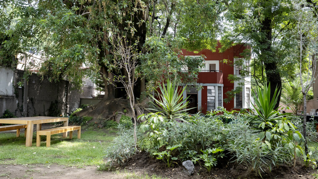 Vista exterior de Casa Soma, espacio cultural donde se dieron a conocer detalles de la primera edición de la Bienal de Yucatán, el nuevo festival internacional de arte contemporáneo que se celebrará en Mérida.