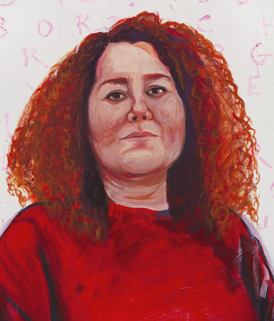 Primer plano del retrato de Patricia, protagonista de la exposición Cama Adentro, pintado por Eulogia Merle sobre un fondo blanco con letras rosas.