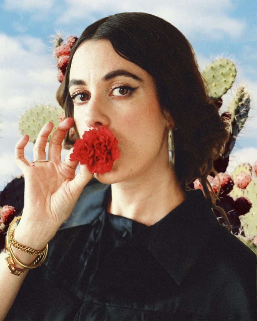 Sofía Comas posa con una flor roja frente al rostro, con nopales al fondo, en una imagen promocional de Tecuán Caroca.