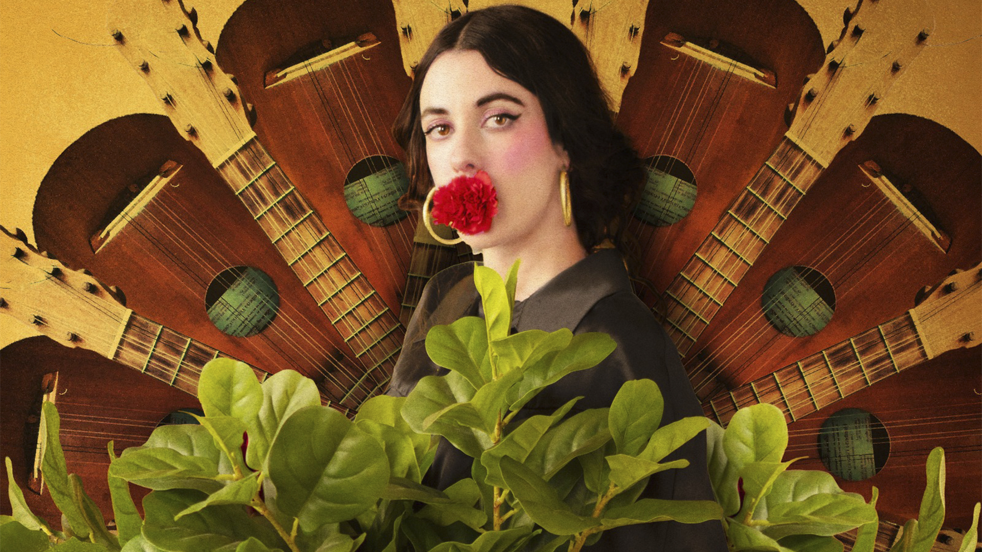 Sofía Comas posa frente a un montaje de instrumentos de cuerda tradicionales en una imagen promocional de su álbum Tecuán Caroca.