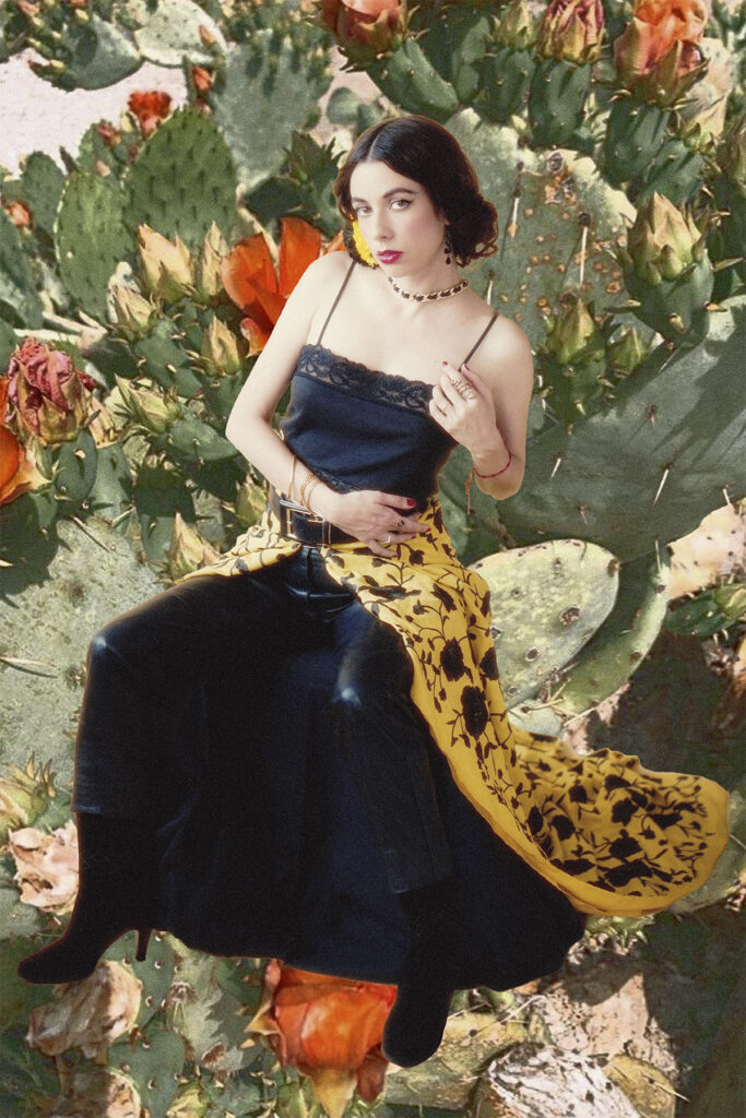 Sofía Comas sentada frente a un paisaje de nopales en una fotografía promocional inspirada en la estética mexicana.