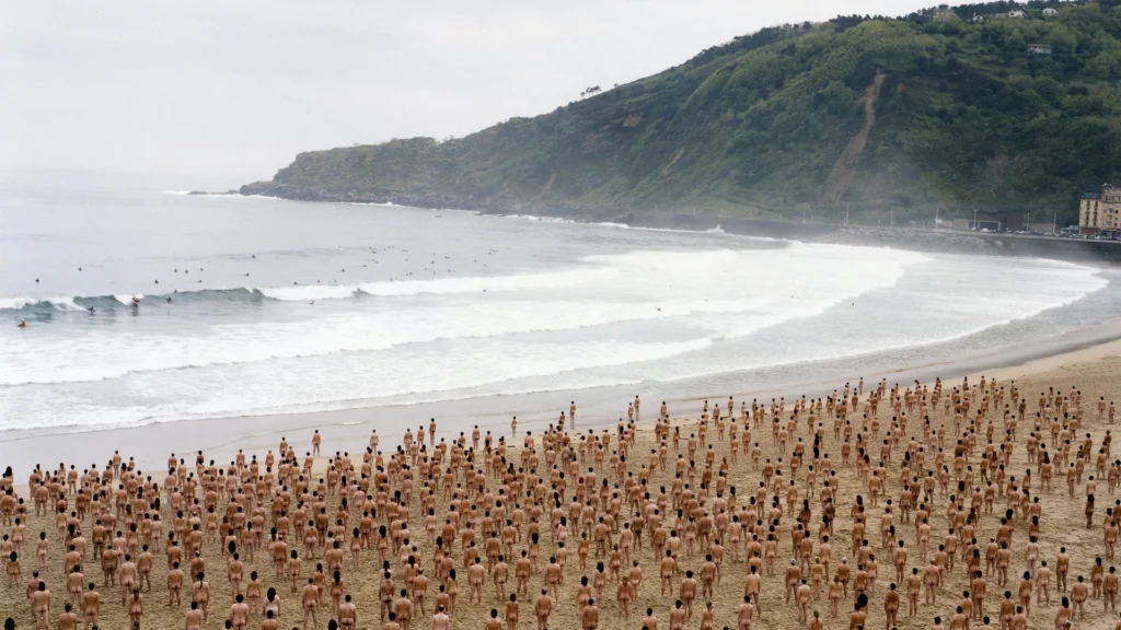 La playa de La Zurriola, en San Sebastián, fue escenario de una de las mayores intervenciones de Spencer Tunick en Europa. Foto: Spencer Tunick.