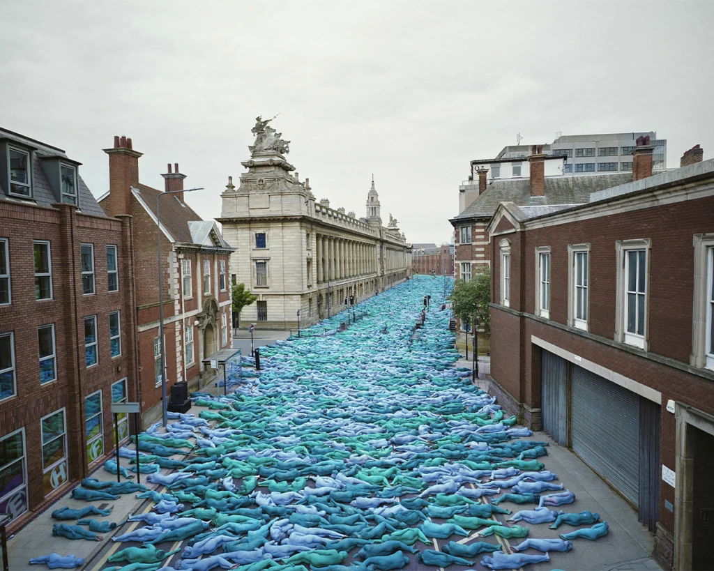 Sea of Hull transformó el centro de Kingston upon Hull, Reino Unido, en una instalación monumental con miles de participantes cubiertos con pintura corporal azul. Foto: Spencer Tunick.