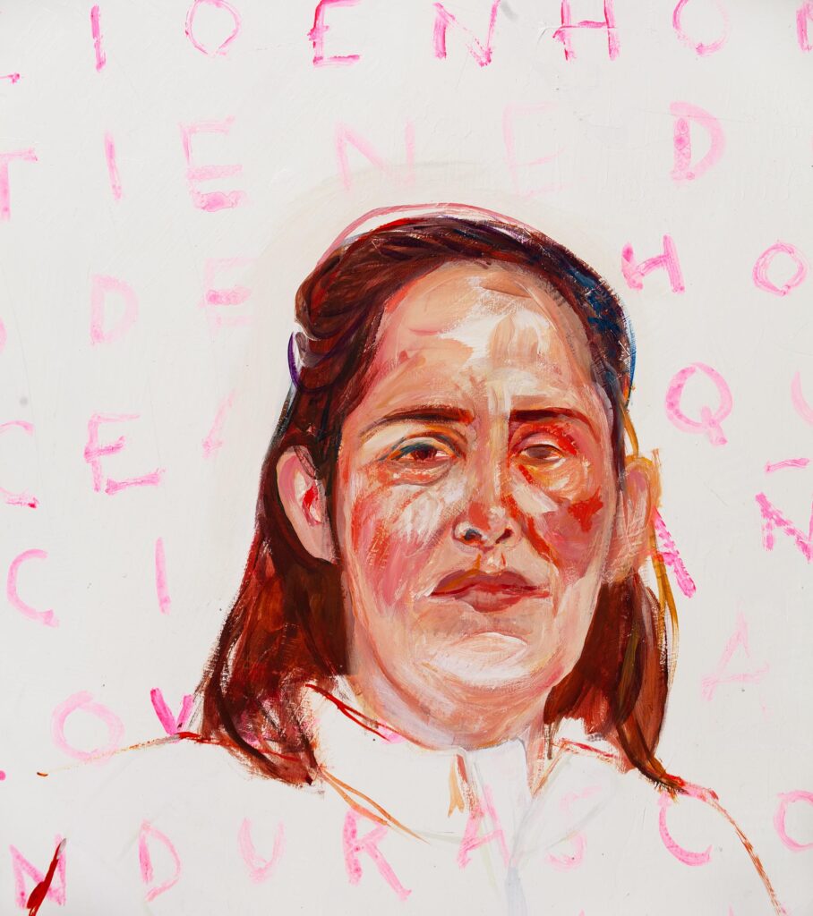 Primer plano del retrato de Dina, protagonista de la exposición Cama Adentro, pintado por Eulogia Merle sobre un fondo blanco con letras rosas.