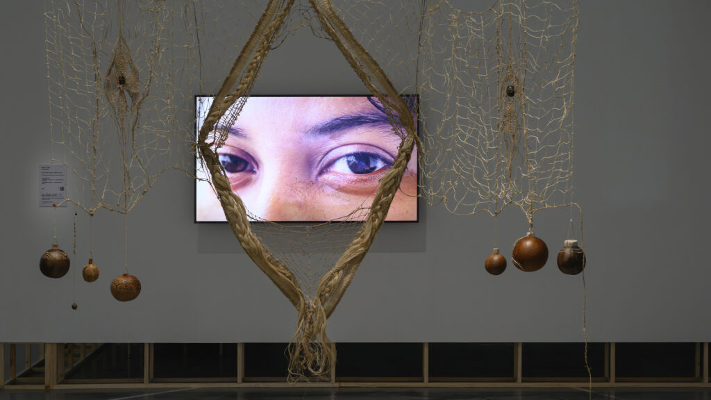 Instalación artística de Verónica Navas hecha con fibras naturales de cabuya y vasijas de calabaza colgadas o dispuestas en la sala de exposición