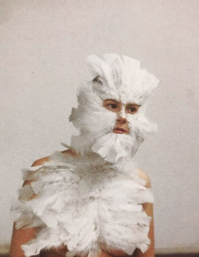 Bird Transformation (1972), una de las primeras performances de Ana Mendieta, en la que la artista utiliza plumas para transformar su cuerpo y explorar temas como la identidad, el ritual y la conexión con la naturaleza.