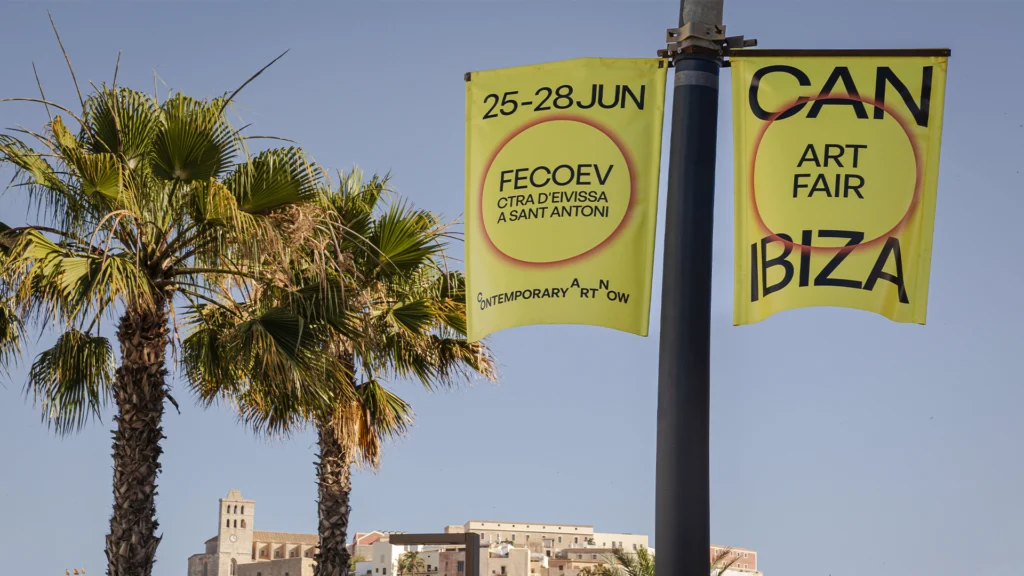 Lonas de CAN Art Fair Ibiza instaladas en una avenida de la ciudad durante la edición 2026.